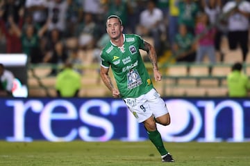 El atacante fue fichado por León tras convertirse en uno de los mejores delanteros de la Liga MX con Lobos BUAP. Sin embargo, no consiguió el puesto titula con los Esmeraldas, debido a la presencia de José Macías, por lo que solo vio acción en 10 encuentros, con un total de tres goles. 