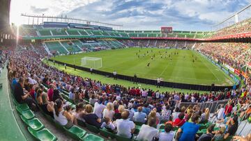 Unos dieciocho mil aficionados, que no dejaron de jalear a Saúl, presenciaron el entrenamiento de la Selección en Elche.