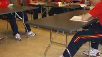 <b>COMO EN CLASE. </b>Durante dos horas al día, los jugadores de la Sub-17 tienen que estudiar y hacer deberes como en el colegio.