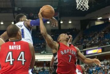 Jason Thompson coloca un tapón a Kyle Lowry.
