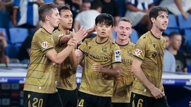BARCELONA, 24/08/2024.- El delantero de la Real Take Kubo (3-i) celebra con sus compañeros tras marcar ante el Espanyol, durante el partido de Liga en Primera División que RCD Espanyol y Real Sociedad disputan este sábado en el RCDE Stadium, en Barcelona. EFE/Toni Albir