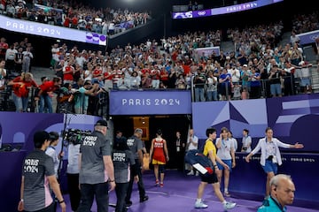 Carolina Marín se marcha ovacionada del Arena Porte de La Chapelle. 