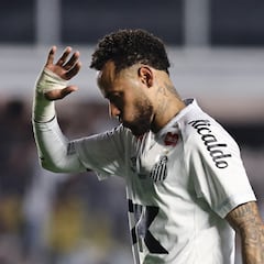 Neymar ‘se niega’ a jugar... ¡por el césped!