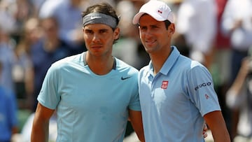 Rafa Nadal y Novak Djokovic posan antes de la final de Roland Garros 2014.