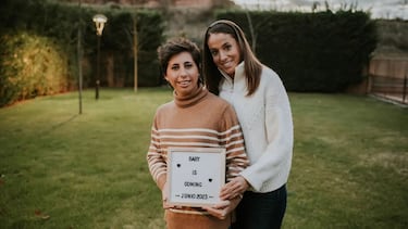 
La extenista Carla Suárez y su pareja, la exfutbolista del DUX Logroño, Olga García, se conocieron cuando la delantera jugaba en el F.C. Barcelona, puesto que Carla residía en la ciudad condal. Además, forman una preciosa familia junto a sus dos gemelas, Noa y Ona.
