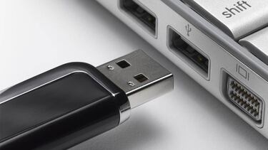 La razón de por qué siempre ponemos mal un USB