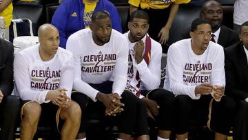 OAKLAND, CA - JUNE 05: Richard Jefferson #24, LeBron James #23, Tristan Thompson #13 and Channing Frye #9 of the Cleveland Cavaliers sit on the bench during Game 2 of the 2016 NBA Finals against the Golden State Warriors at ORACLE Arena on June 5, 2016 in Oakland, California. NOTE TO USER: User expressly acknowledges and agrees that, by downloading and or using this photograph, User is consenting to the terms and conditions of the Getty Images License Agreement.   Ronald Martinez/Getty Images/AFP
 == FOR NEWSPAPERS, INTERNET, TELCOS &amp; TELEVISION USE ONLY ==