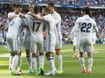 Los jugadores celebran el 3-0 de Nacho. 