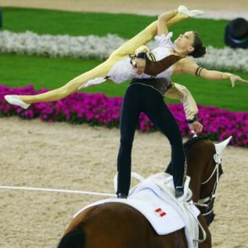 Los austriacos Jasmin Lindner y  Lukas Wacha durante su actuación en el estilo libre del Vaulting Pas de Deux.