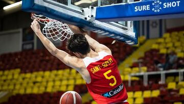 Mario Saint-Supery, base de la Selección Sub-16, realiza un mate en las semifinales del Europeo ante Francia.