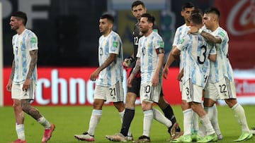 AMDEP3736. SANTIAGO DEL ESTERO (ARGENTINA), 03/06/2021.- Lionel Messi (c) y compa&ntilde;eros de Argentina salen del campo luego de enfrentar a Chile hoy, en un partido de las eliminatorias sudamericanas para el Mundial de Catar 2022 en el estadio &Uacute;nico en Santiago del Estero (Argentina). EFE/AGUSTIN MARCARIAN POOL