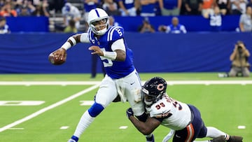 INDIANAPOLIS, INDIANA - SEPTEMBER 22: Quarterback Anthony Richardson #5 of the Indianapolis Colts throws a pass while being pressured by Gervon Dexter Sr. #99 of the Chicago Bears during the second quarter at Lucas Oil Stadium on September 22, 2024 in Indianapolis, Indiana. Justin Casterline/Getty Images/AFP (Photo by Justin Casterline / GETTY IMAGES NORTH AMERICA / Getty Images via AFP)