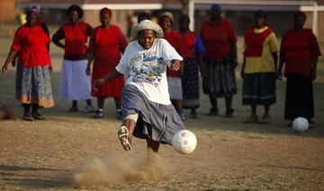 Un grupo de mujeres disfrutan del fútbol en Nkowankowa Township, en la provincia de Limpopo en Sudáfrica.