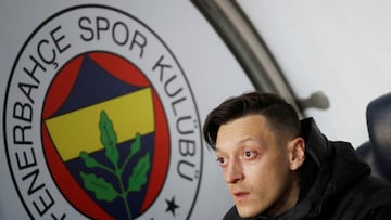 Mesut Özil junto a un escudo del Fenerbahçe.PUBLICADA 02/06/22 NA MA21 1COL