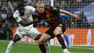 MADRID, 09/05/2023.- El defensa alemán del Real Madrid Antonio Rüdiger (i) lucha con el noruego Erling Haaland, del Manchester City, durante el partido de ida de las semifinales de la Liga de Campeones que Real Madrid y Manchester City disputan este martes en el estadio Santiago Bernabéu, en Madrid. EFE/Kiko Huesca
