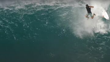 El surfista Joao Chianca soltando su tabla de surf, sufriendo un wipeout en Pipeline (Hawái), el 3 de diciembre del 2023.