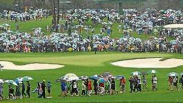 <b>A CUBIERTO. </b> Los paraguas fueron protagonistas de la jornada.