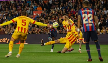 Lanzamiento de Ansu Fati entre varios jugadores del Girona.