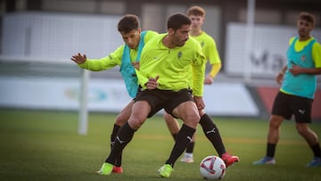 03-12-24. COTE Y NACHO MARTÍN EN EL ENTRENAMIENTO DEL SPORTING EN MAREO.