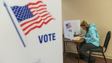 Brooke Hader, de 18 a&ntilde;os, vota por primera vez desde que cumpli&oacute; la edad suficiente para ser elegible, mientras llena su boleta durante la votaci&oacute;n anticipada en ausencia para las elecciones generales en Sterling Heights, Michigan.