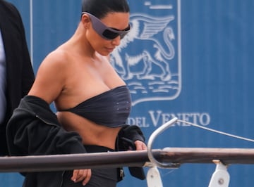 Kim Kardashian camina para subir a un bote mientras parten del Aeropuerto Marco Polo antes de la boda entre Jeff Bezoz y Lauren Snchez.