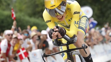 Jonas Vingegaard progresa en la contrarreloj entre Passy y Combloux, 22 kilómetros que ha podido dejar el Tour de Francia sentenciado a su favor en la 16ª etapa.