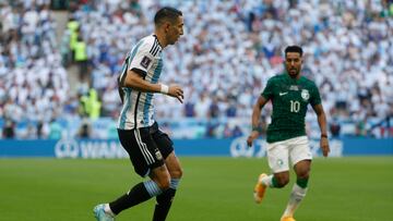 GR2107. LUSAIL (CATAR), 22/11/2022.- Ángel di María (i) de Argentina hoy, en un partido de la fase de grupos del Mundial de Fútbol Qatar 2022 entre Argentina y Arabia Saudita en el estadio de Lusail (Catar). EFE/Juan Ignacio Roncoroni
