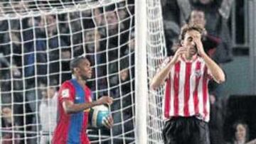 <b>DECEPCIÓN. </b>Amorebieta y Murillo se llevan las manos a la cabeza tras encajar un gol en Barcelona.