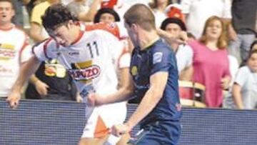 <b>VÉRTIGO. </b>Orol persigue a Balo durante el derby de ayer.