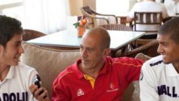 <b>CONCENTRADOS. </b>Los dos jugadores más jóvenes de la concentración buscan un hueco en el equipo.