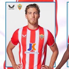 Las rayas rojiblancas regresan a la camiseta del Almería