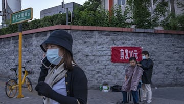 BEIJING, CHINA - MAY 25:  A barber cuts a man&#039;s hair in the street after barber shops and beauty salons were recently closed by authorities to try and prevent the spread of COVID-19 on May 25, 2022 in Beijing, China. China is trying to contain a spik