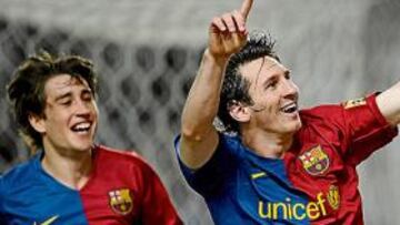 <b>A POR LOS BOIXOS. </b>Bojan y Messi se dirigen a los ultras radicales del Barça para celebrar el segundo gol.