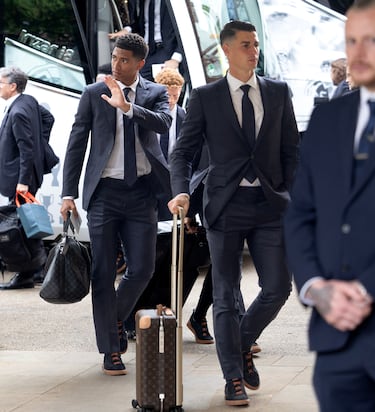Llegada del Real Madrid al hotel The Grove. En la imagen Jude Bellingham y Kepa Arrizabalaga.