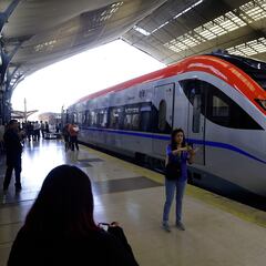 Si buscas trabajo, puede ser para ti: EFE busca azafatas para el tren Santiago - Chillán