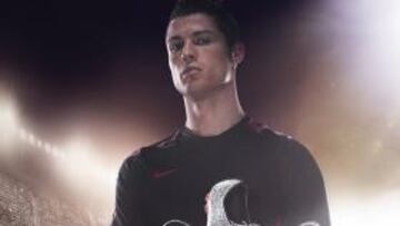 <b>DE ESTRENO. </b>Cristiano presentó ayer las botas que estrenará en el derbi del próximo 7 de noviembre.