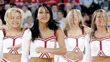 <b>CONTRASTE</b>. En las gradas, mayoría de público israelí. En la pista, un lucido grupo de cheerleaders cuyas sonrisas no consolaron a los madridistas.