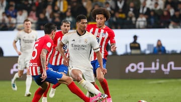 RIAD (ARABIA SAUDÍ), 10/01/2024.- El centrocampista del Real Madrid Jude Bellingham (2-d) juega un balón entre Stefan Savic (i) y Axel Witsel (d), ambos del Atlético de Madrid, durante el partido de semifinales de la Supercopa de España que Real Madrid y Atlético de Madrid disputan este miércoles en el estadio Al Awwal Park de Riad, en Arabia Saudí. EFE/Juan Carlos Cárdenas