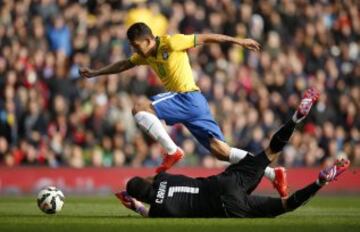 Roberto Firmino anota el gol de Brasil