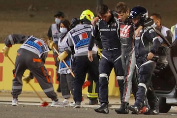 Romain Grosjean tras salir del coche en llamas. 