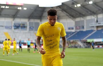 Jadon Sancho, atacante inglés del Borussia Dortmund, mostró una camiseta de apoyo a George Floyd tras marcar ante el Paderborn. Su equipo quiso apoyarle en su cuenta de Twitter: a los poco minutos de haber marcado y enseñado su camiseta con el mensaje "Justicia para George Floyd", subieron un tuit con el mensaje "Black Lives Matter. Justicia para George Floyd".