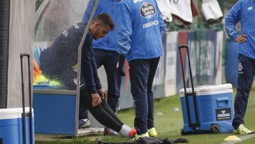 Joselu se retiró de un entrenamiento por molestias en la rodilla lesionada.