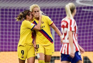 La jugadora francesa aprovech¨® un bal¨®n muerto en el ¨¢rea rojiblanca y nada pudo hacer la portera para detener el disparo.