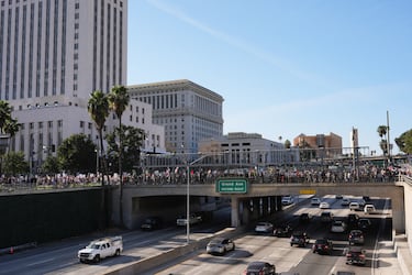 Miles de personas protestan en Los Angeles en contra del ICE  (Servicio de Inmigración y Control de Aduanas) desplegado Minnesota.  