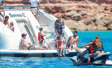 Messi, Luis Suárez y Cesc en sus vacaciones familiares en Ibiza.