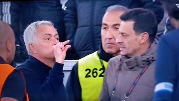 Mourinho se encara con el banquillo del Oporto.