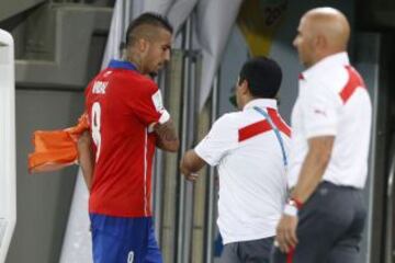 Arturo Vidal juega ante Australia y sale muy molesto cuando Sampaoli lo reemplaza por Felipe Gutiérrez.