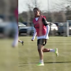 Primer día en la oficina: Mayra se entrena con el Chelsea