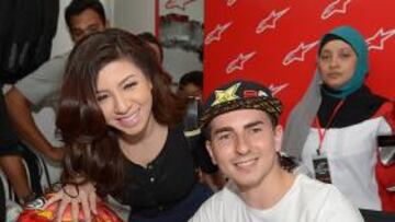 <b>ES UN ÍDOLO EN TODO EL MUNDO</b> Jorge Lorenzo es aclamado en todos los países por los que pasa el Mundial y en Kuala Lumpur, donde ayer el mallorquín participó en un evento previo al gran premio, no podía ser menos. El líder de MotoGP firmó numerosos autógrafos a todos los fans que se acercaron y que seguro muchos de ellos le apoyarán este fin de semana en Sepang donde tiene la primera opción de título.