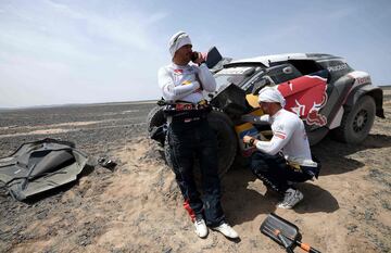 En la etapa 9, Sebastien Loeb y Daniel Elena han perdido toda opci車n de victoria. Rompieron en frontal de su coche al no ver un agujero. Perdieron m芍s de siete horas en la clasificaci車n general.